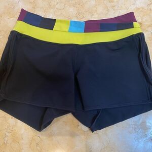 EUC Lululemon reversible shorts in black with multicolor waistband